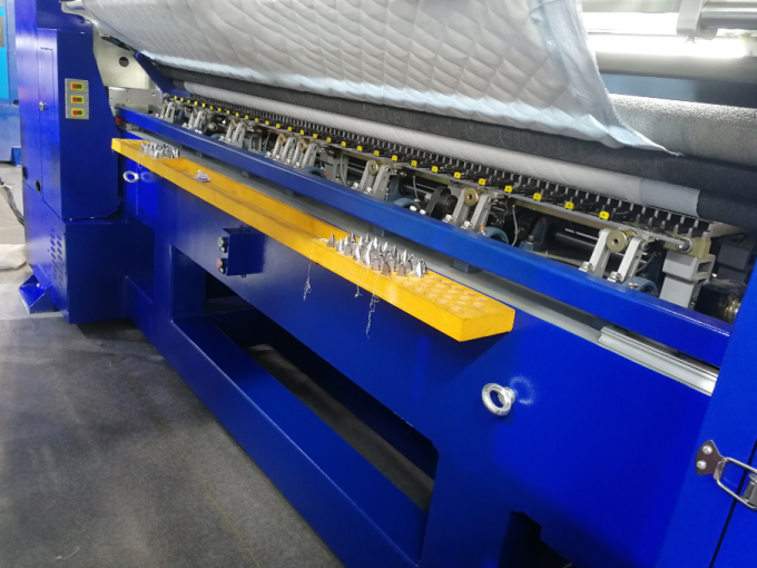 Máquina que acolcha automatizada del multineedle con la cadena de producción del edredón del dispositivo del corte de borde