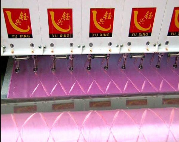 El fabricante Yuxing 33 cabezas controla las máquinas del bordado de la puntada de la cerradura que acolchan en venta