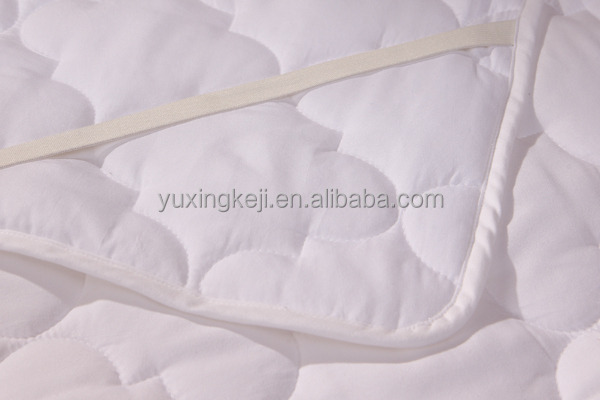 Mantas multi de la aguja del ordenador de alta velocidad de Yuxing que acolchan precio de la máquina con el dispositivo del corte de borde