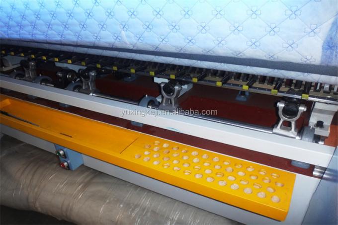 Mantas multi de la aguja del ordenador de alta velocidad de Yuxing que acolchan precio de la máquina con el dispositivo del corte de borde